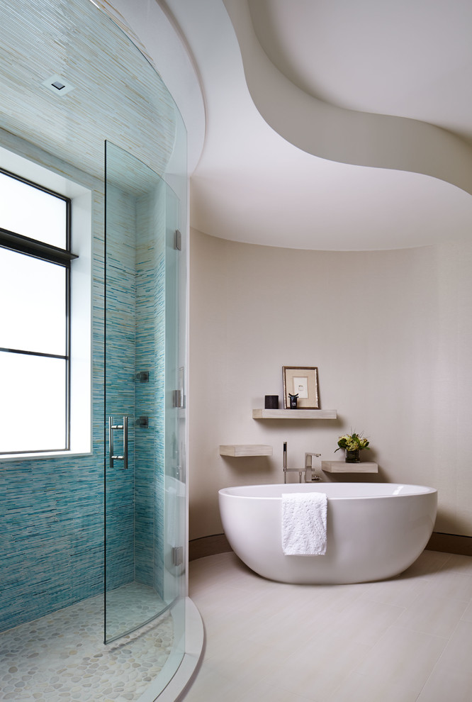 Idées déco pour une salle de bain principale contemporaine avec une baignoire indépendante, mosaïque, un mur beige, une douche ouverte, un carrelage bleu, un sol en carrelage de porcelaine, une cabine de douche à porte battante, un sol beige et une fenêtre.