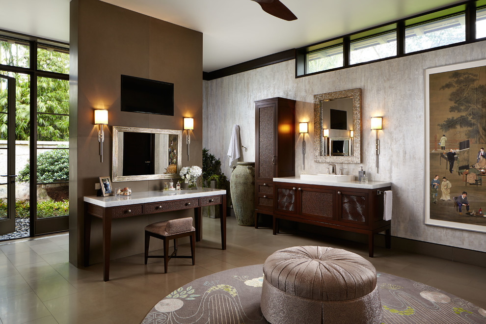 Источник вдохновения для домашнего уюта: большая главная ванная комната в восточном стиле с настольной раковиной, темными деревянными фасадами, серыми стенами, бетонным полом, стеклянной столешницей, коричневым полом и фасадами в стиле шейкер
