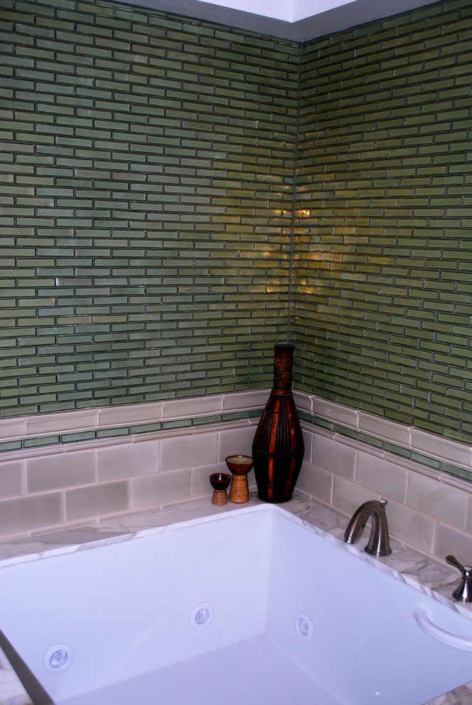 Foto di una stanza da bagno padronale etnica con lavabo sottopiano, ante lisce, ante in legno bruno, vasca giapponese, bidè, piastrelle multicolore, pareti beige e pavimento con piastrelle in ceramica