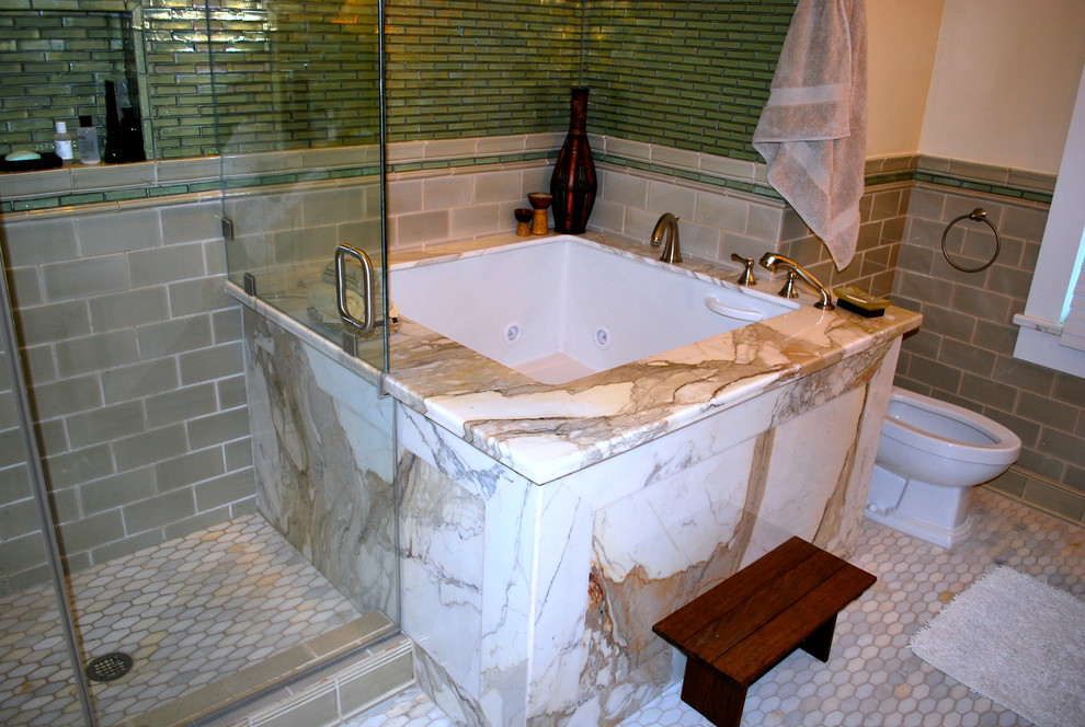 Foto de cuarto de baño principal asiático con baldosas y/o azulejos multicolor, paredes beige y suelo de baldosas de cerámica