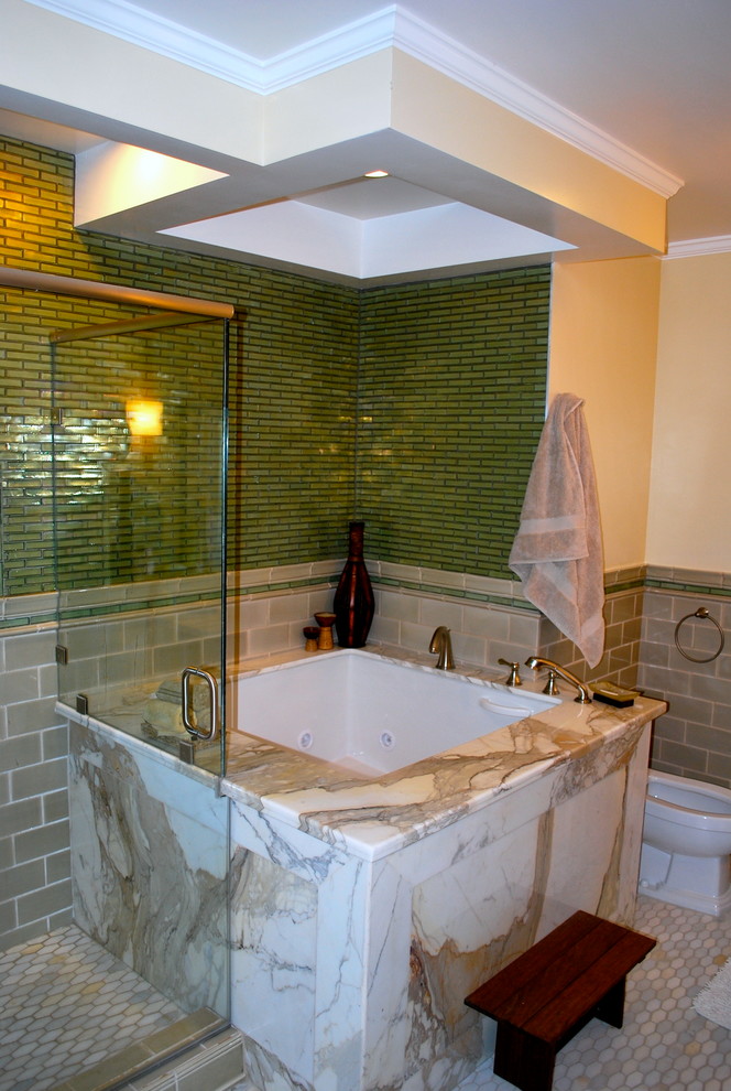Diseño de cuarto de baño principal asiático con baldosas y/o azulejos multicolor, paredes beige y suelo de baldosas de cerámica