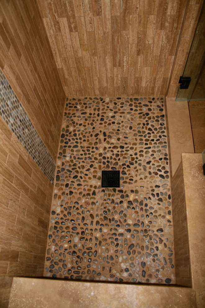 Aménagement d'une grande salle de bain principale asiatique en bois foncé avec une vasque, un placard en trompe-l'oeil, une baignoire encastrée, une douche ouverte, WC à poser, un carrelage marron, un carrelage de pierre, un sol en travertin, un mur bleu et un plan de toilette en surface solide.