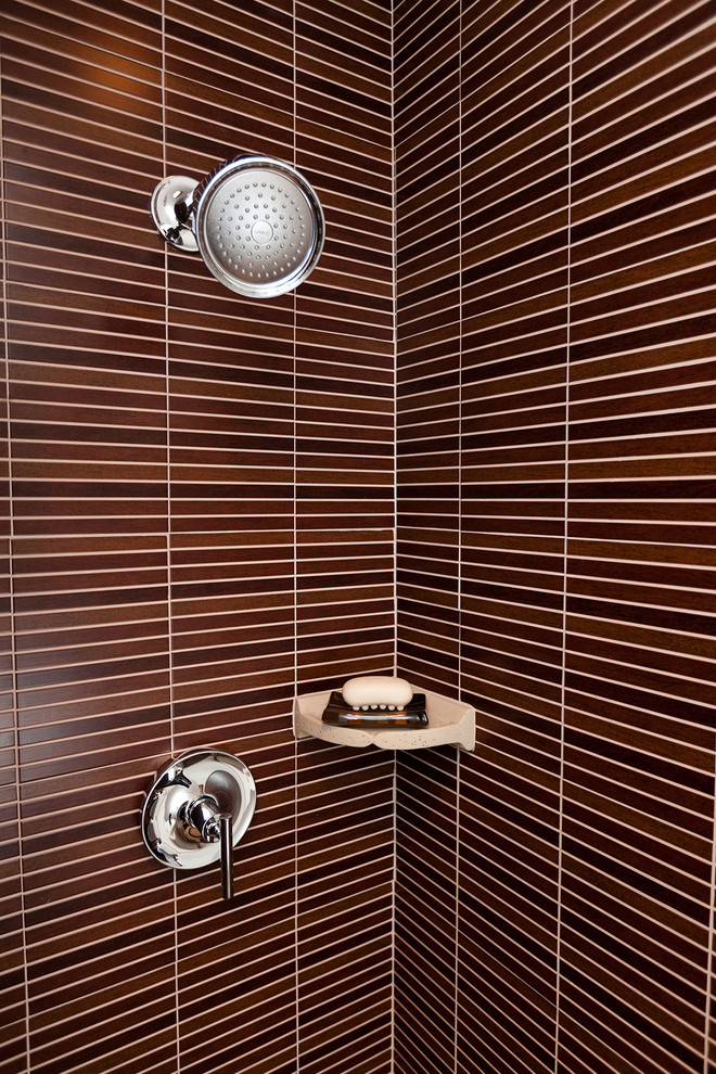 Inspiration pour une salle de bain design avec une douche d'angle, un carrelage marron et mosaïque.