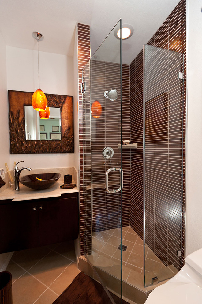 Immagine di una stanza da bagno etnica con lavabo a bacinella, doccia ad angolo, piastrelle marroni, piastrelle a mosaico, pareti bianche, ante lisce e ante in legno bruno