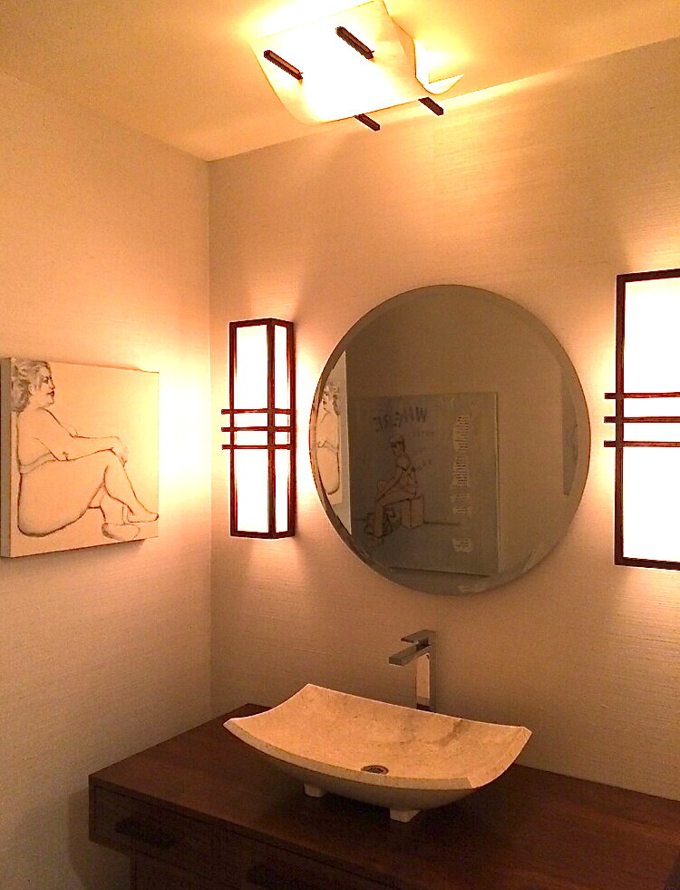 Foto de cuarto de baño asiático de tamaño medio con lavabo sobreencimera, puertas de armario de madera oscura y paredes beige