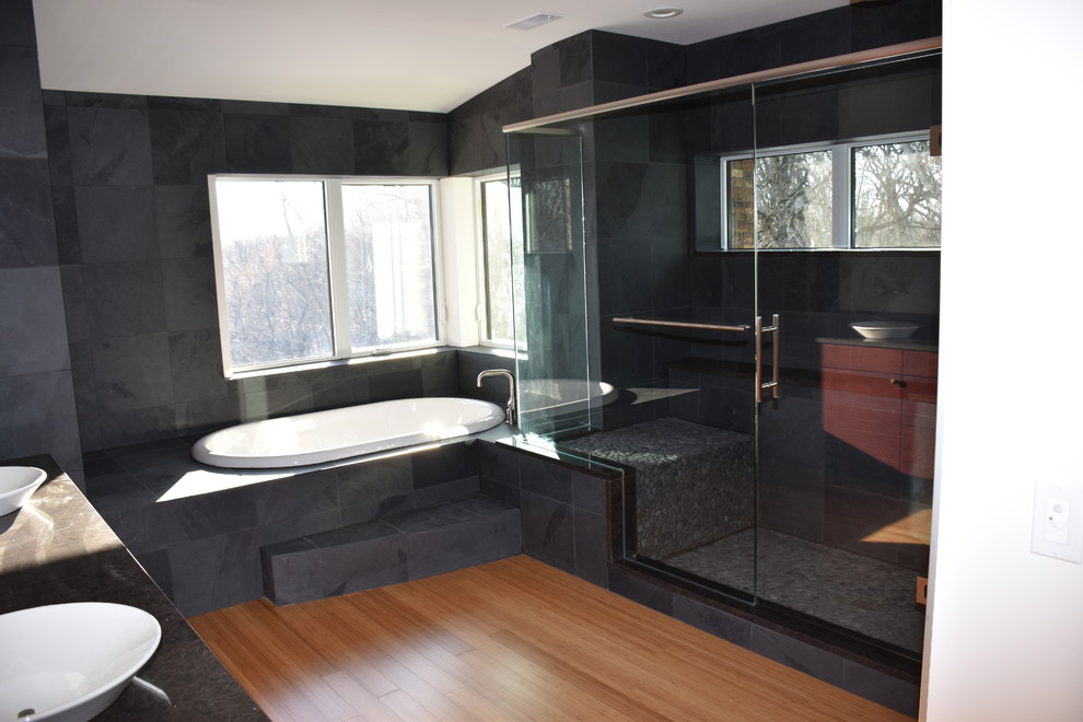 Idéer för att renovera ett mellanstort funkis en-suite badrum, med möbel-liknande, skåp i mörkt trä, ett platsbyggt badkar, en dusch i en alkov, röd kakel, stickkakel, vita väggar, mellanmörkt trägolv, ett fristående handfat, bänkskiva i kvarts, brunt golv och dusch med gångjärnsdörr
