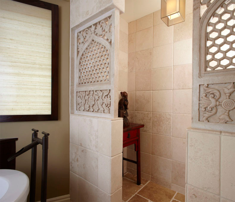 Réalisation d'une salle de bain principale asiatique en bois brun de taille moyenne avec une vasque, un placard en trompe-l'oeil, un plan de toilette en béton, une baignoire indépendante, WC séparés, un carrelage beige, un carrelage de pierre, un mur beige et un sol en calcaire.