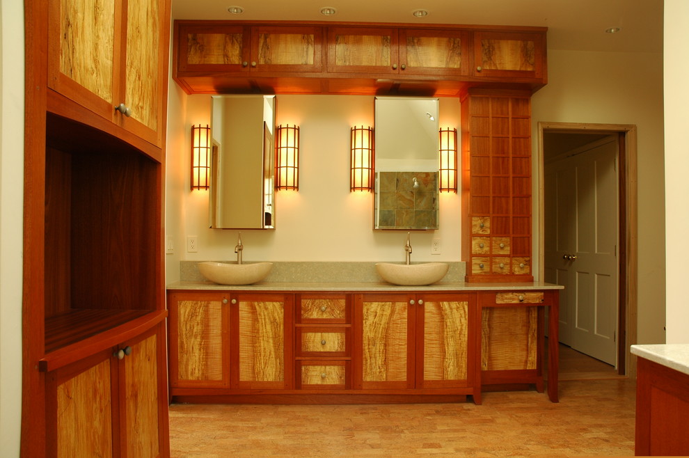 Idéer för stora orientaliska en-suite badrum, med skåp i shakerstil, skåp i ljust trä, en dusch i en alkov, flerfärgad kakel, skifferkakel, beige väggar, ljust trägolv, ett fristående handfat, bänkskiva i akrylsten, beiget golv och dusch med gångjärnsdörr