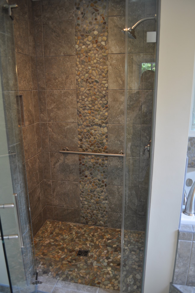 Aménagement d'une douche en alcôve principale asiatique de taille moyenne avec un placard à porte plane, une baignoire en alcôve, un carrelage beige, un carrelage gris, une plaque de galets, un mur beige, un sol en carrelage de céramique et un lavabo encastré.