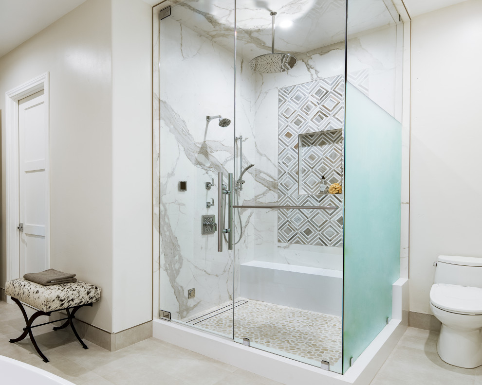 На фото: большая главная ванная комната в стиле неоклассика (современная классика) с унитазом-моноблоком, белой плиткой, серой плиткой, керамогранитной плиткой, белыми стенами, полом из керамогранита, серым полом, душем с распашными дверями и угловым душем