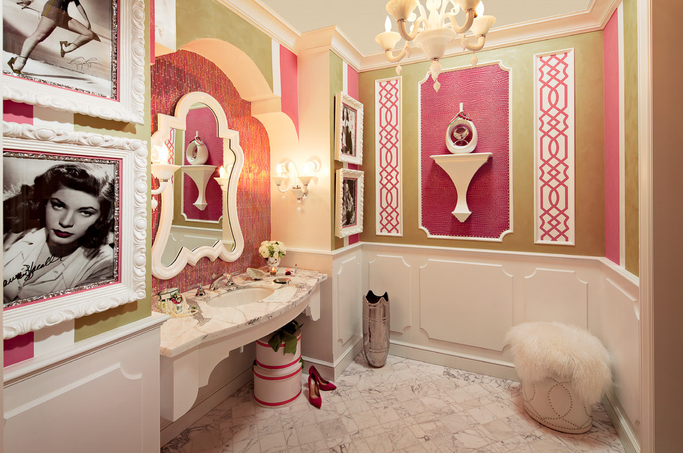 На фото: ванная комната среднего размера в классическом стиле с врезной раковиной, розовой плиткой, стеклянной плиткой, розовыми стенами, белыми фасадами, мраморной столешницей, раздельным унитазом, мраморным полом и душевой кабиной