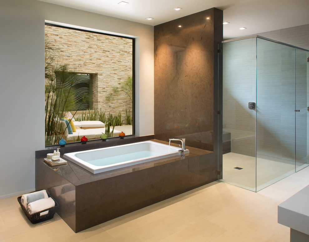 Пример оригинального дизайна: большая главная ванная комната в современном стиле с столешницей из искусственного кварца, накладной ванной, угловым душем, белыми стенами и полом из керамогранита