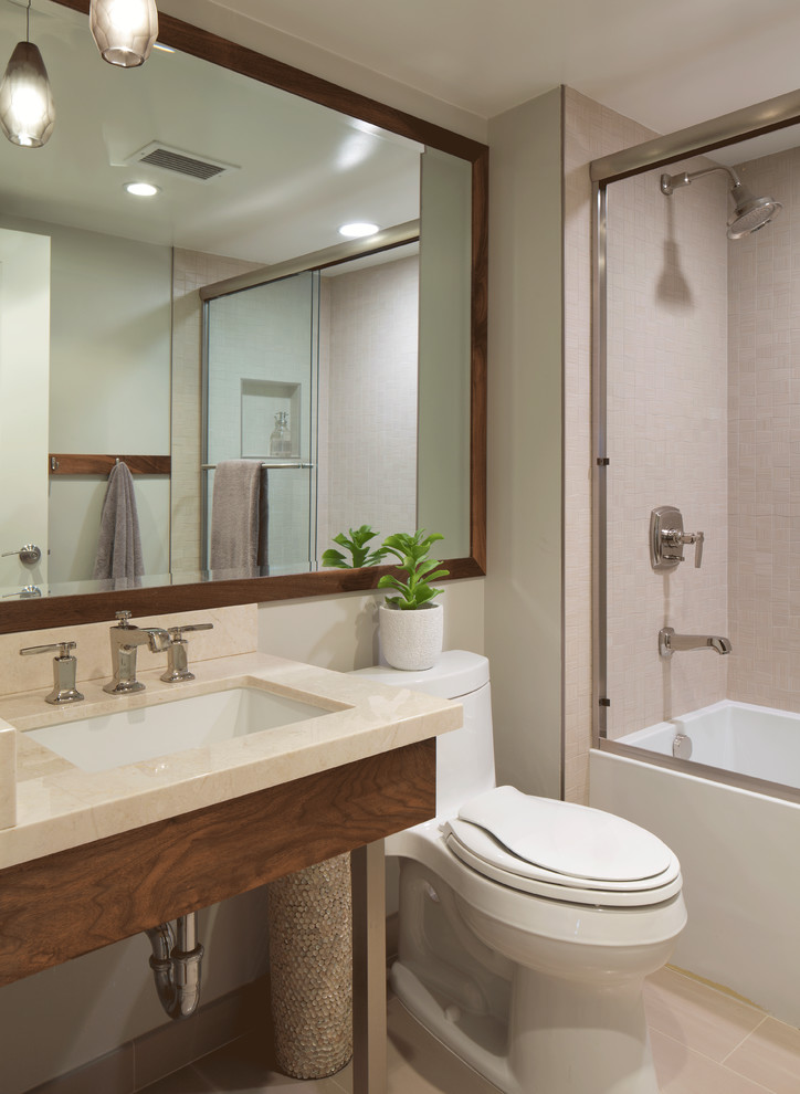 Idéer för att renovera ett mellanstort funkis badrum, med ett undermonterad handfat, skåp i mellenmörkt trä, bänkskiva i kvarts, ett badkar i en alkov, en dusch i en alkov, en toalettstol med hel cisternkåpa, beige kakel, porslinskakel, grå väggar och klinkergolv i porslin