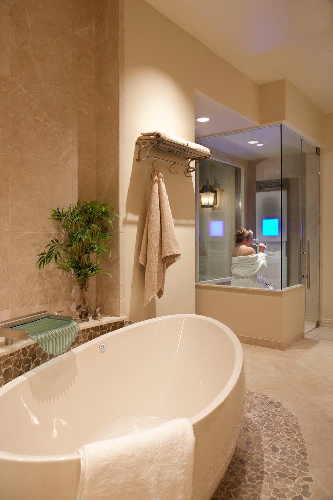 Inspiration för mellanstora moderna en-suite badrum, med ett fristående badkar, beige väggar och mosaikgolv