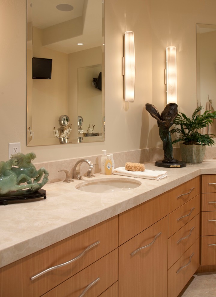 Свежая идея для дизайна: главная ванная комната среднего размера в современном стиле с плоскими фасадами, светлыми деревянными фасадами, столешницей из искусственного кварца и бежевыми стенами - отличное фото интерьера