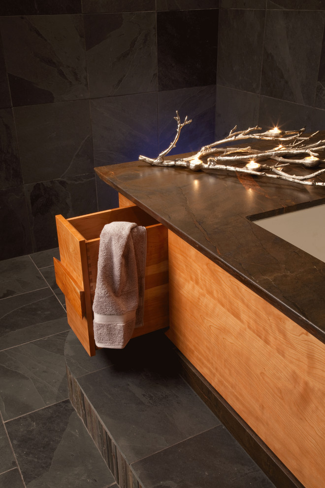 Großes Modernes Badezimmer En Suite mit verzierten Schränken, hellbraunen Holzschränken, Kalkstein-Waschbecken/Waschtisch, Unterbauwanne, grauer Wandfarbe und Schieferboden in San Diego