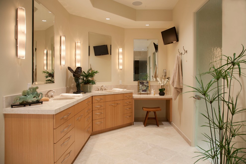 Ejemplo de cuarto de baño principal actual de tamaño medio con armarios con paneles lisos, puertas de armario de madera clara, encimera de cuarzo compacto, paredes beige y suelo de travertino