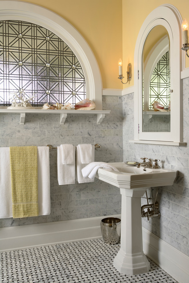 Ejemplo de cuarto de baño principal clásico con lavabo con pedestal, paredes amarillas, baldosas y/o azulejos grises, baldosas y/o azulejos de piedra, suelo de mármol y suelo multicolor