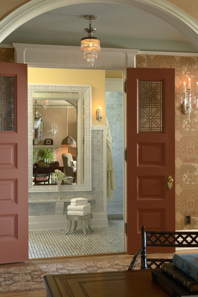 Idee per una stanza da bagno padronale chic con piastrelle grigie, piastrelle in pietra, pareti gialle e pavimento in marmo
