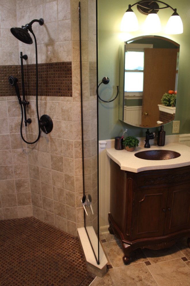 Idéer för att renovera ett stort medelhavsstil beige beige en-suite badrum, med möbel-liknande, skåp i mellenmörkt trä, en hörndusch, en toalettstol med separat cisternkåpa, gröna väggar, klinkergolv i porslin, ett undermonterad handfat, bänkskiva i akrylsten, beiget golv och med dusch som är öppen