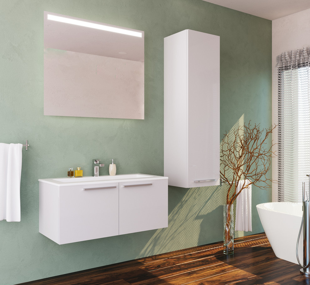 Cette image montre une petite salle de bain minimaliste avec un placard en trompe-l'oeil, des portes de placard blanches, un lavabo encastré, un plan de toilette en surface solide et un plan de toilette blanc.