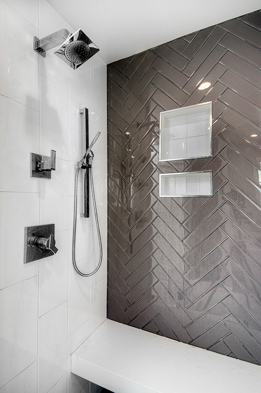 Ejemplo de cuarto de baño principal actual de tamaño medio con bañera exenta, baldosas y/o azulejos blancos, paredes grises y suelo de baldosas de porcelana