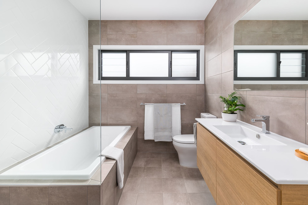 Стильный дизайн: ванная комната с плоскими фасадами, фасадами цвета дерева среднего тона, накладной ванной, бежевой плиткой, белой плиткой, душевой кабиной, монолитной раковиной, бежевым полом и белой столешницей - последний тренд