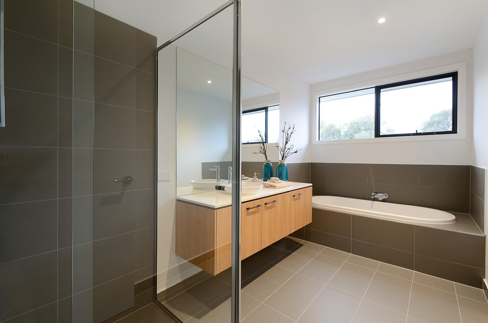 Foto de cuarto de baño actual con ducha esquinera, suelo de baldosas de cerámica y lavabo encastrado