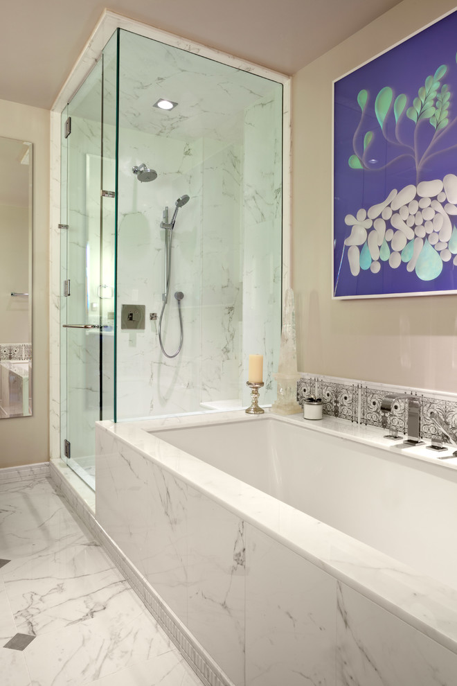 Пример оригинального дизайна: большая главная ванная комната в современном стиле с серыми стенами, мраморным полом, полновстраиваемой ванной, душем в нише, белой плиткой, каменной плиткой, врезной раковиной, плоскими фасадами, светлыми деревянными фасадами и мраморной столешницей