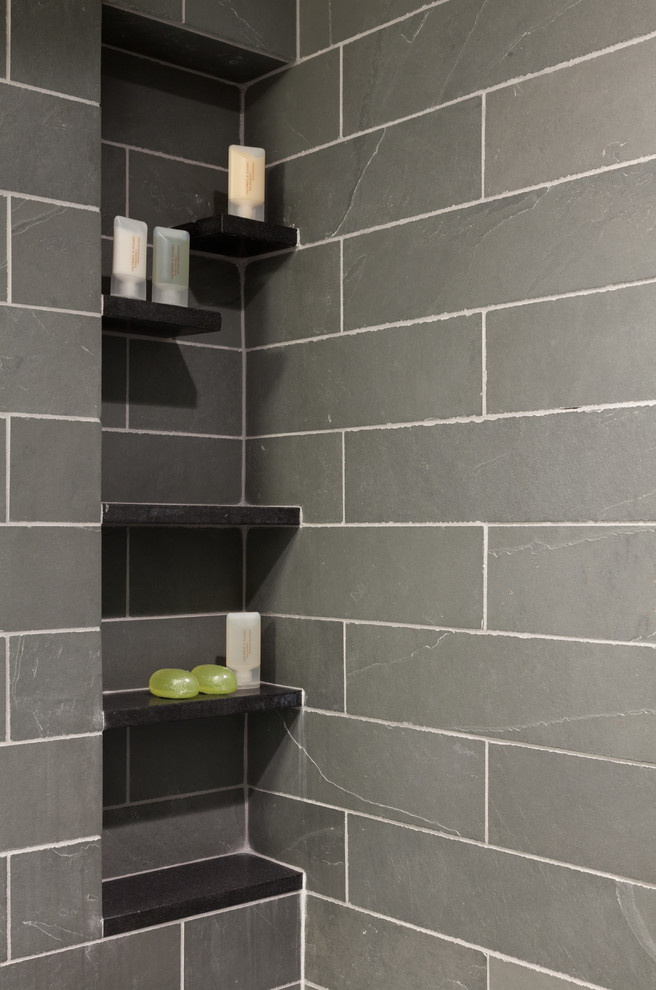 Aménagement d'une petite salle de bain rétro avec un lavabo encastré, un placard à porte plane, des portes de placard grises, un plan de toilette en granite, WC séparés, un carrelage gris, un carrelage de pierre, un mur gris et un sol en ardoise.