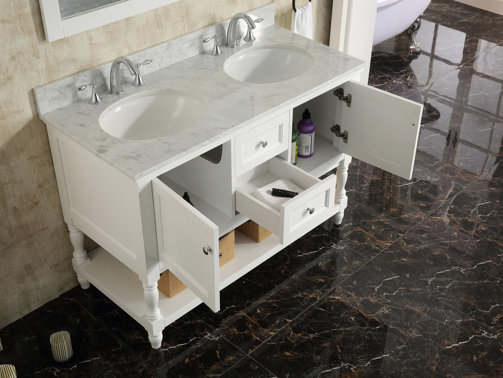 Inspiration för ett mellanstort vintage en-suite badrum, med möbel-liknande, vita skåp, ett fristående badkar, en toalettstol med hel cisternkåpa, vita väggar, klinkergolv i keramik, ett nedsänkt handfat och marmorbänkskiva