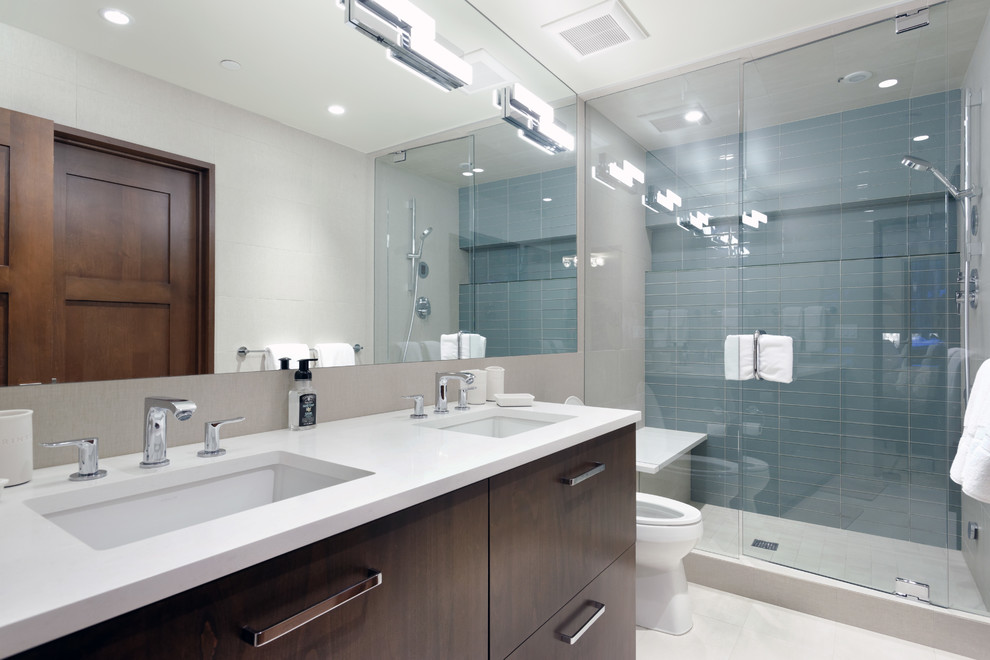 Esempio di una stanza da bagno con doccia design con ante marroni, doccia a filo pavimento, piastrelle blu e top in quarzo composito