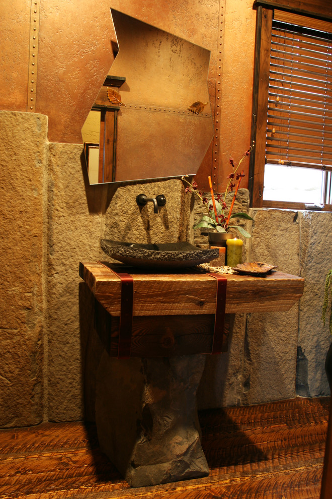 Inspiration pour une grande salle de bain chalet en bois vieilli avec une vasque, un placard sans porte, un plan de toilette en bois, WC séparés, un carrelage multicolore, un carrelage de pierre, un mur multicolore et un sol en bois brun.