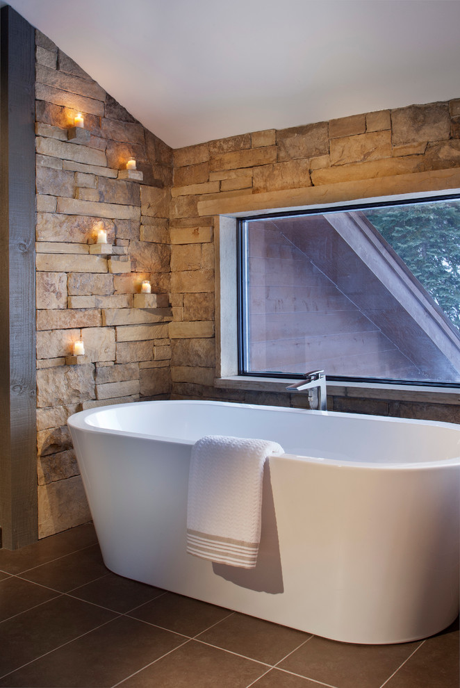 Свежая идея для дизайна: ванная комната в стиле рустика с отдельно стоящей ванной - отличное фото интерьера