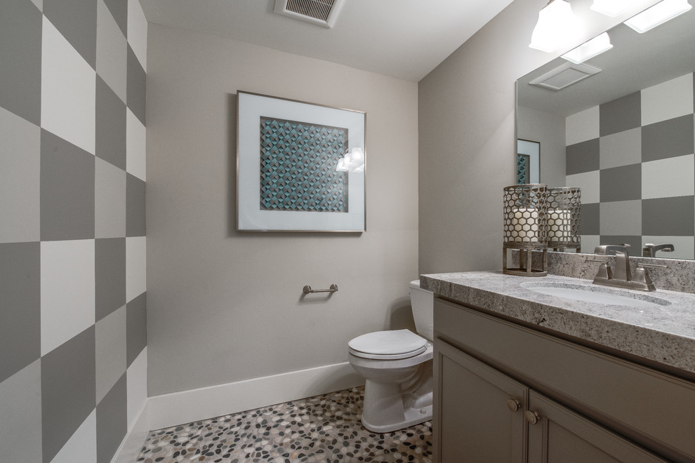 Inredning av ett klassiskt mellanstort badrum med dusch, med luckor med infälld panel, en toalettstol med separat cisternkåpa, grå väggar, ett undermonterad handfat, granitbänkskiva, grå skåp, klinkergolv i småsten och flerfärgat golv