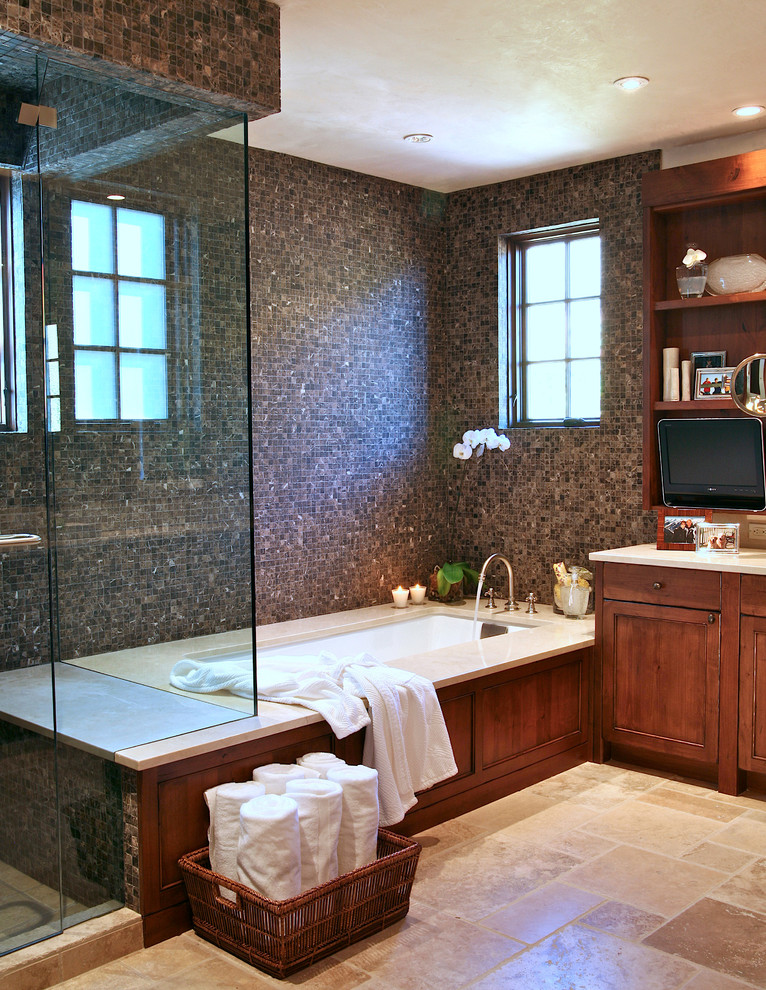 Пример оригинального дизайна: ванная комната в стиле рустика с фасадами с утопленной филенкой, темными деревянными фасадами, полновстраиваемой ванной, коричневой плиткой и душем с распашными дверями