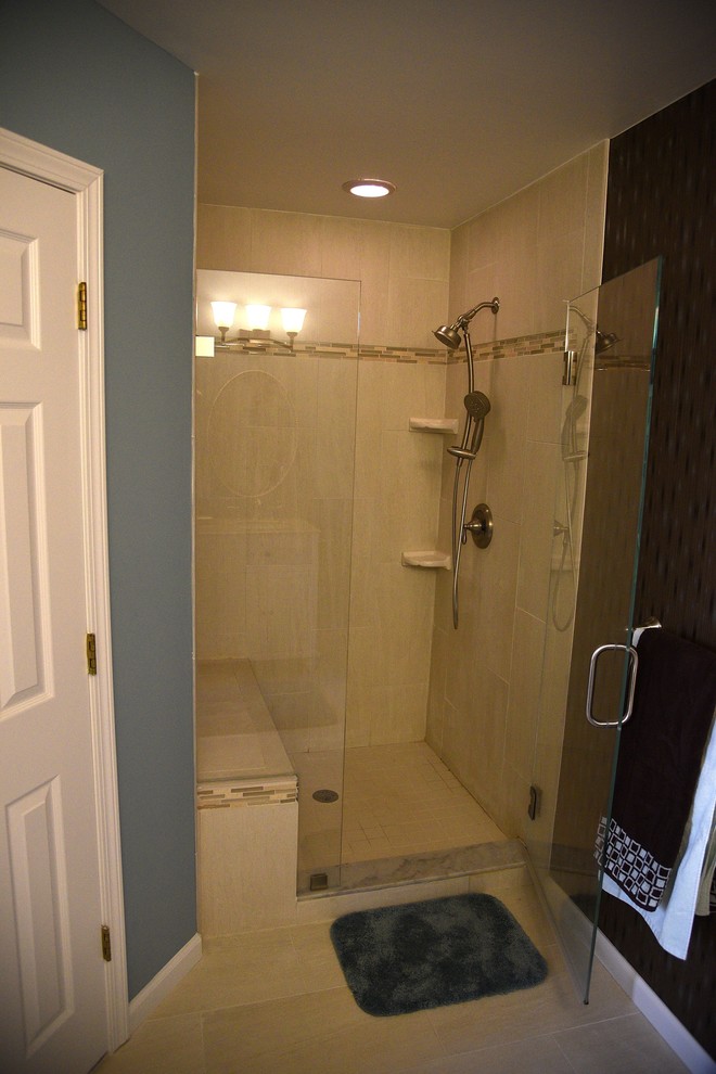 Foto di una stanza da bagno padronale minimal di medie dimensioni con ante a persiana, ante bianche, doccia ad angolo, WC a due pezzi, pareti blu, pavimento in vinile, lavabo sottopiano e top in granito