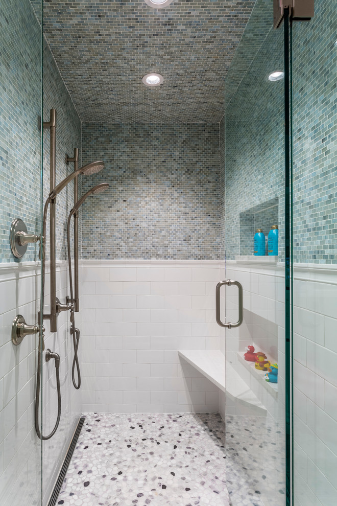 Exemple d'une grande salle de bain tendance pour enfant avec des portes de placard blanches, un carrelage blanc, des carreaux de porcelaine, un mur bleu, un plan de toilette en quartz modifié, un placard sans porte, une douche double, une grande vasque et un sol en galet.