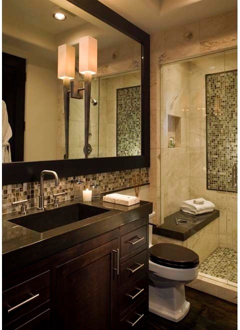 Esempio di una stanza da bagno con doccia classica di medie dimensioni con ante con riquadro incassato, ante in legno bruno, WC a due pezzi, piastrelle di vetro, parquet scuro, lavabo integrato e top in cemento