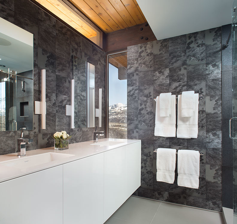 Ispirazione per una stanza da bagno padronale moderna di medie dimensioni con lavabo sottopiano, ante lisce, ante bianche, piastrelle grigie e pareti grigie