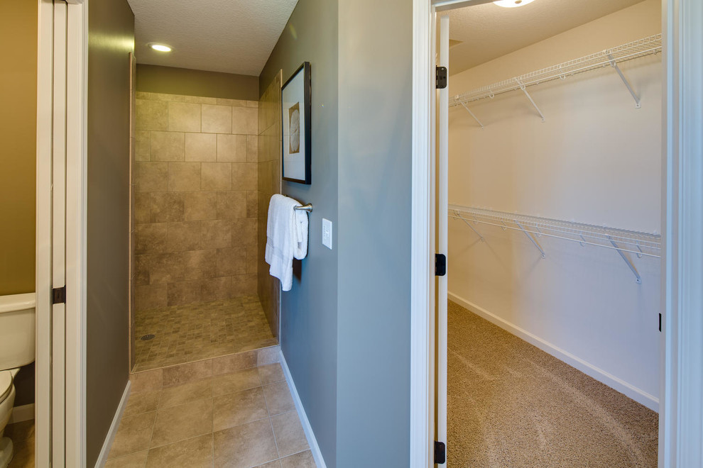 На фото: ванная комната в стиле неоклассика (современная классика) с врезной раковиной, фасадами с выступающей филенкой, белыми фасадами, столешницей из гранита, накладной ванной и душем в нише с