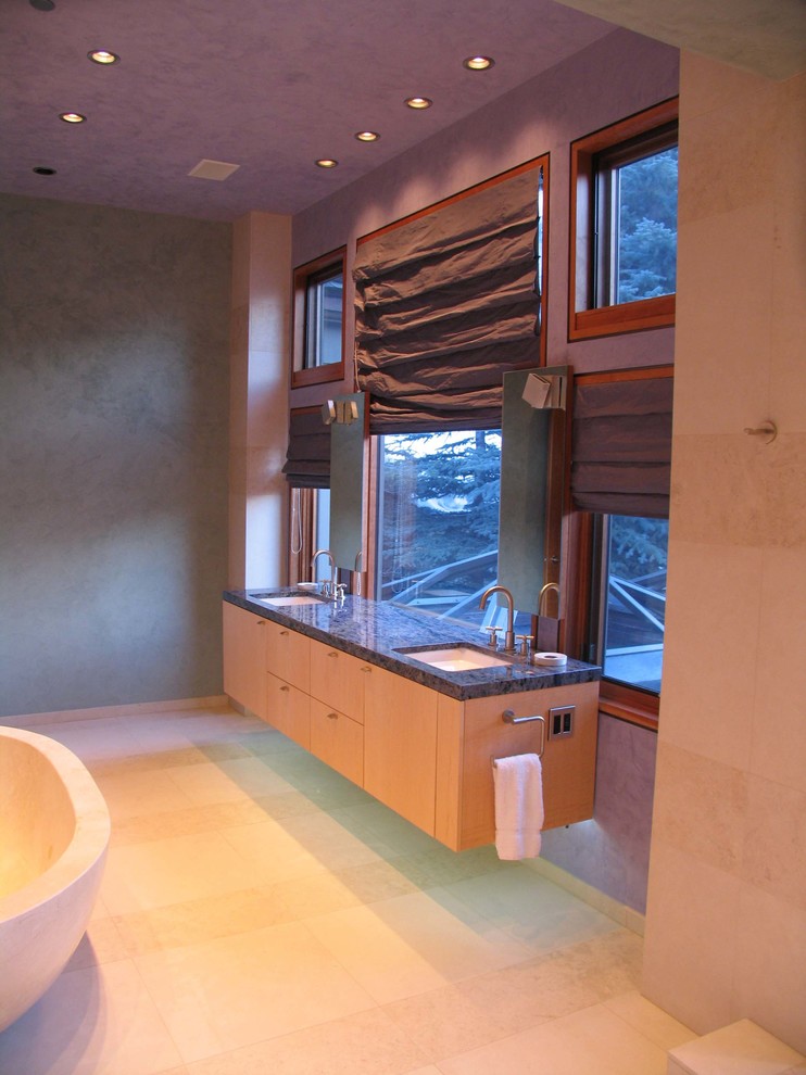 Idee per una stanza da bagno padronale minimal con ante lisce e ante in legno chiaro