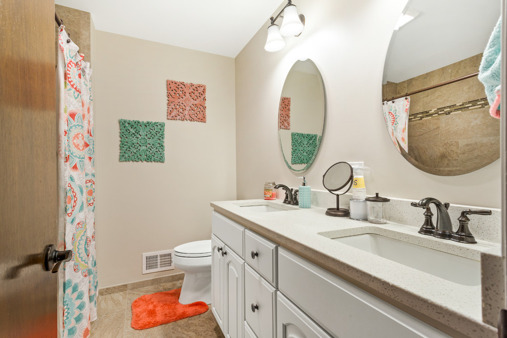 Immagine di una stanza da bagno moderna di medie dimensioni con ante in stile shaker, ante bianche, WC a due pezzi, pareti beige, pavimento con piastrelle in ceramica, lavabo sottopiano, pavimento beige e top bianco