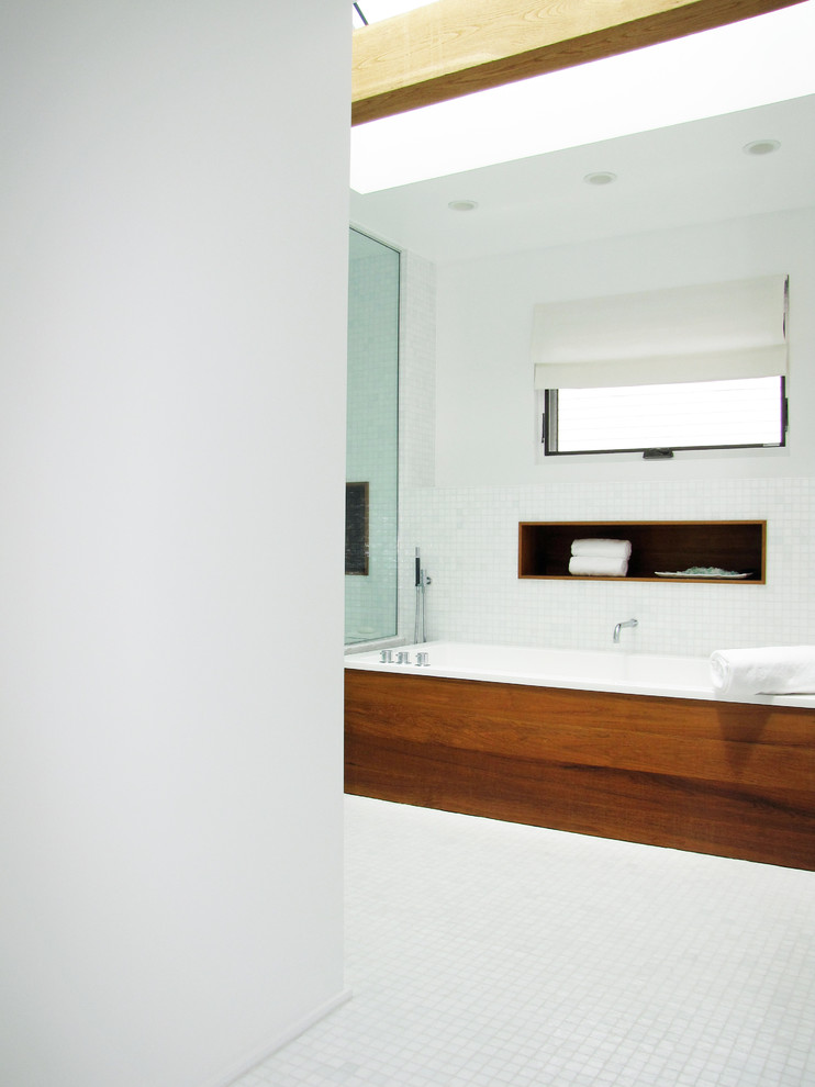 Cette photo montre une très grande salle de bain principale moderne en bois brun avec un lavabo intégré, un plan de toilette en bois, une baignoire posée, une douche à l'italienne, WC à poser, un carrelage blanc, mosaïque, un mur blanc, un sol en carrelage de terre cuite et un placard sans porte.