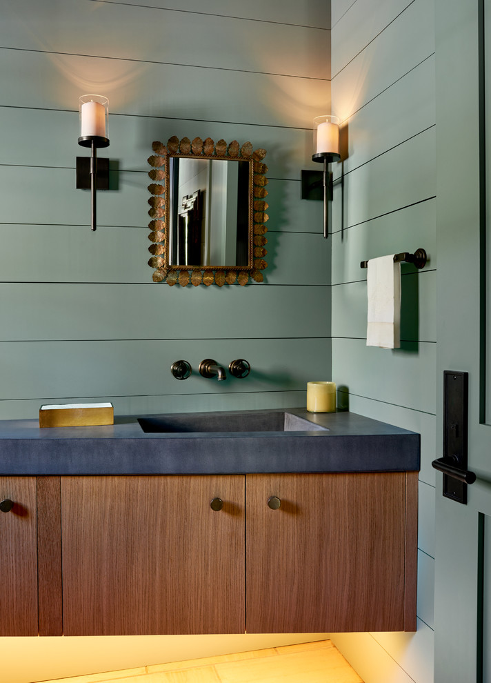 デンバーにあるラグジュアリーなラスティックスタイルのおしゃれな浴室 (フラットパネル扉のキャビネット、中間色木目調キャビネット、緑の壁、一体型シンク、グレーの洗面カウンター) の写真