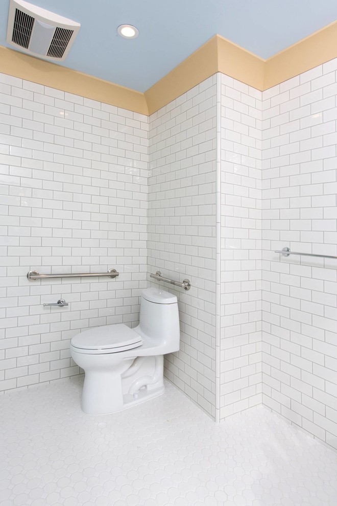 Ispirazione per una stanza da bagno contemporanea con lavabo sottopiano, ante lisce, ante beige, top in marmo, vasca ad angolo, doccia a filo pavimento, WC monopezzo, piastrelle bianche e piastrelle in ceramica