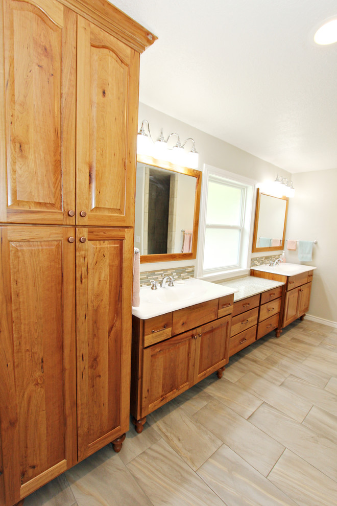 Idéer för ett stort klassiskt en-suite badrum, med luckor med upphöjd panel, skåp i ljust trä, flerfärgad kakel, beige väggar, klinkergolv i keramik, ett integrerad handfat och bänkskiva i kvarts
