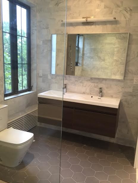 Idéer för ett stort modernt en-suite badrum, med släta luckor, beige skåp, ett fristående badkar, en kantlös dusch, grön kakel, stenkakel, grå väggar och klinkergolv i porslin