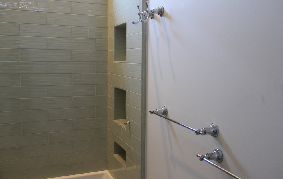 Стильный дизайн: маленькая детская ванная комната в стиле неоклассика (современная классика) с фасадами в стиле шейкер, белыми фасадами, ванной в нише, душем над ванной, зеленой плиткой, керамогранитной плиткой, белыми стенами, полом из цементной плитки, врезной раковиной, столешницей из искусственного кварца, зеленым полом, шторкой для ванной, серой столешницей, нишей, тумбой под одну раковину и встроенной тумбой для на участке и в саду - последний тренд