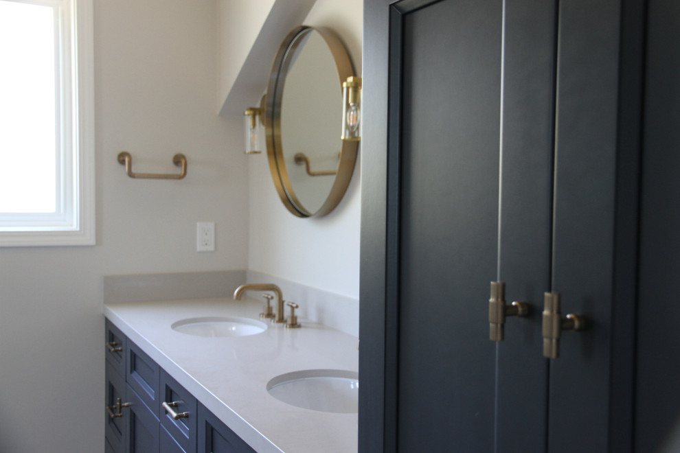 Idéer för ett mellanstort klassiskt grå en-suite badrum, med skåp i shakerstil, blå skåp, en toalettstol med hel cisternkåpa, klinkergolv i porslin, ett undermonterad handfat, bänkskiva i kvarts, grått golv och grå väggar